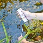 Mann testet Teichwasser mit Heissner Schnell-Test-Set 6in1 auf Wasserwerte.