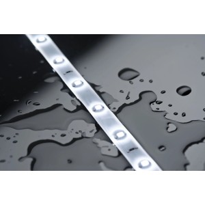 Paulmann YourLED Stripe, 97 cm, weiß, auf glänzend schwarzem Untergrund mit Wassertropfen.