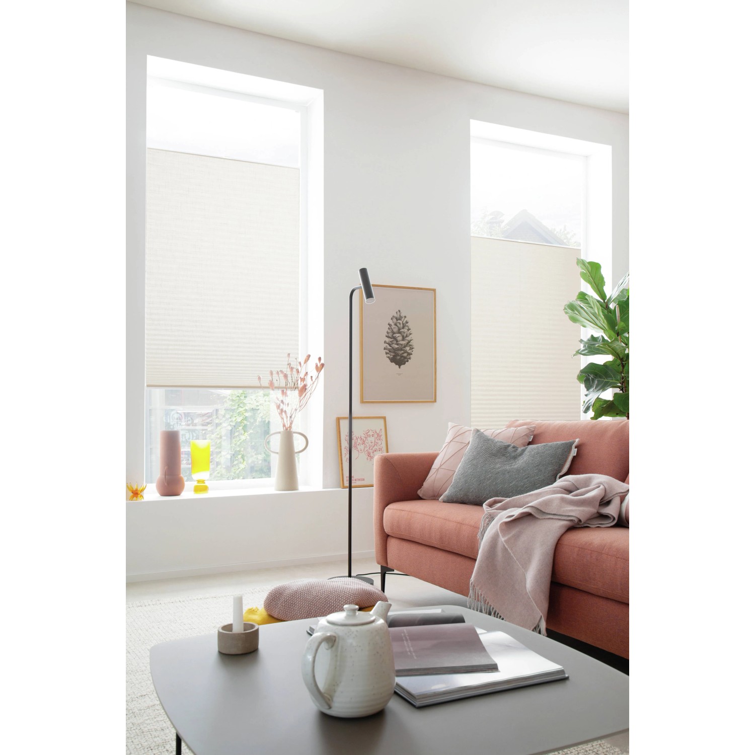 Schöner Wohnen Plissee Marla, 80x130 cm, weiß, am Fenster im Wohnraum.