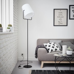 Schwarze Brilliant Standleuchte Bucket mit weißem Lampenschirm im Wohnraum.