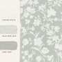Laura Ashley Vliestapete Rye Sage Green mit floralem Muster in Weiß auf Grün.