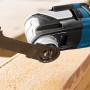 Bosch Professional GOP 55-36 Multicutter mit Sägeblatt auf Holz, blau.