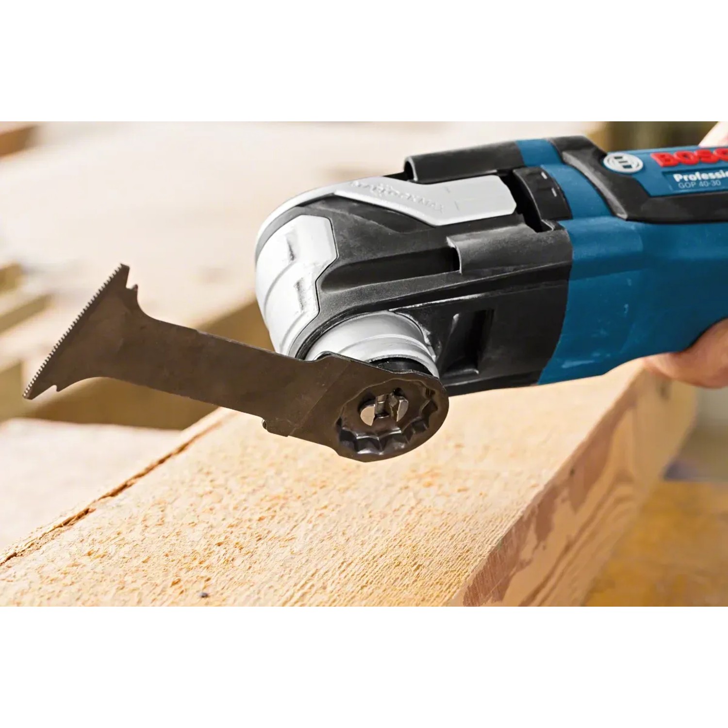 Bosch Professional GOP 55-36 Multicutter mit Sägeblatt auf Holz, blau.