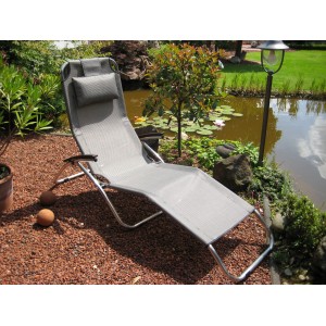 Leco Edelstahl-Kippliege Elegance mit Eukalyptusholz Armlehnen im Garten.