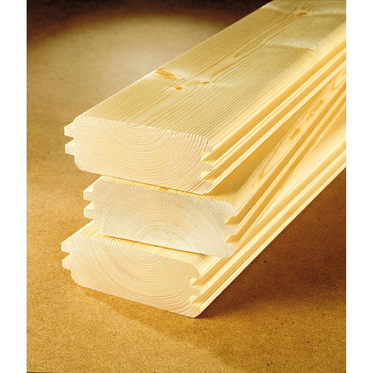 Detailansicht von unbehandelten Holzbohlen für ein Weka Gartenhaus mit Satteldach.