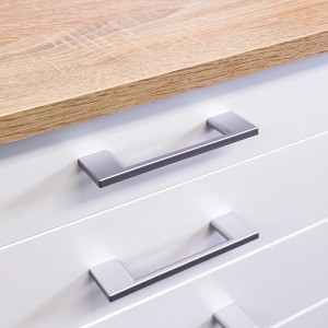 Detailaufnahme: Flex-Well Winkelküche Florida, Sonoma Eiche Arbeitsplatte, weiße Fronten, Edelstahlgriffe.