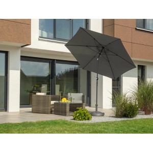 Anthrazitfarbener Schneider Marktschirm Napoli Ø 270 cm mit Knickfunktion auf Terrasse.
