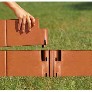 Juwel Universal Bausteine in Terracotta werden zusammengesteckt.