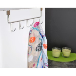 Verchromte Siro Türgarderobe mit 5 Haken, über eine weiße Tür gehängt, mit Schal.