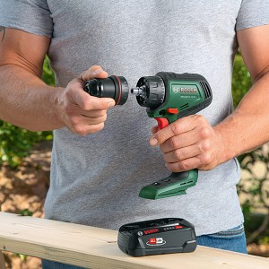 Bosch Advanced Drill 18V-80 Akku-Bohrschrauber mit Aufsatz, Akku im Vordergrund.