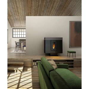 Freepoint Pelletofen Moon Titan 10 kW im modernen Wohnraum mit grüner Couch.