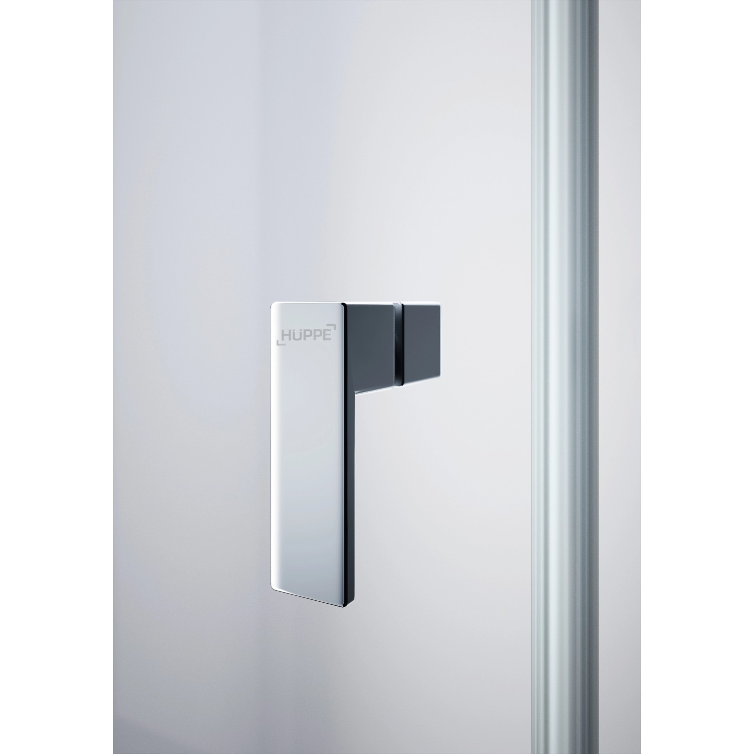 Detailaufnahme: Hüppe Schwingtür Design Pure Black Edition, Griff und Rahmen einer Walk-in Dusche.