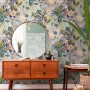 Vliestapete mit Blumen, Tieren, grün-grau, matte Oberfläche. Dekorative Tapete im Wohnraum.