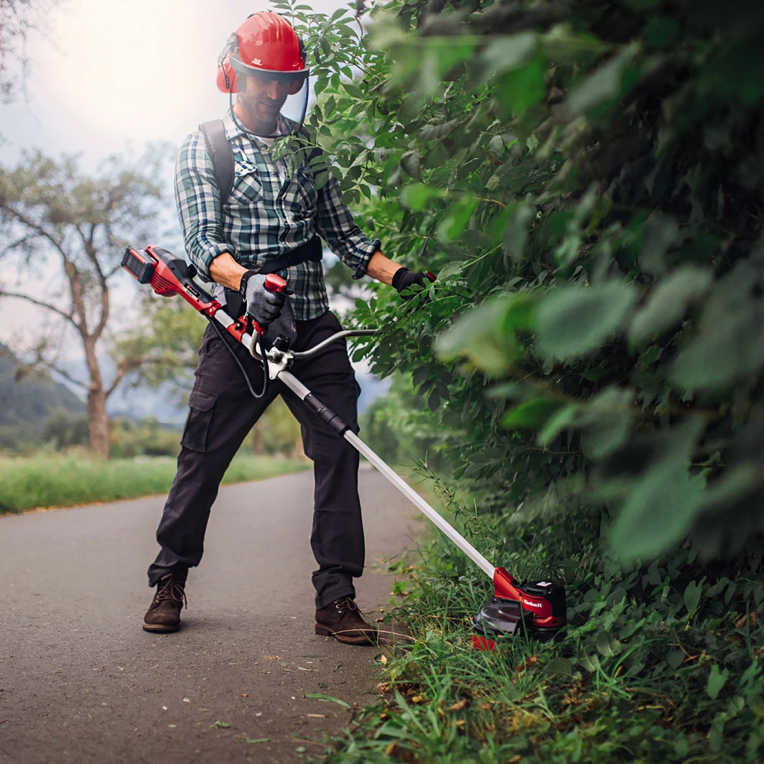 Einhell Akku-Sense Agillo Power X-Change im Einsatz zum Trimmen von Gras und Büschen.