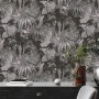 Grau-schwarze Vliestapete mit Dschungel- und Palmenmuster, matte Optik.