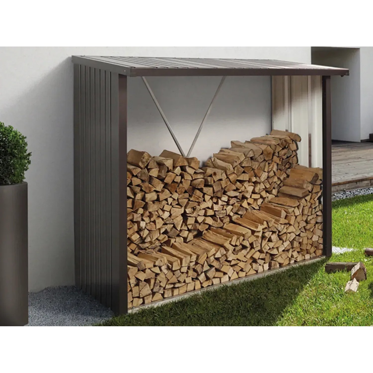 Biohort Kaminholzregal WoodStock in Quarzgrau-Metallic mit gestapeltem Holz.