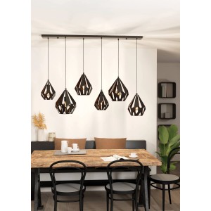 Eglo Pendelleuchte Carlton 1, 6-flammig, schwarz-kupferfarbene Diamant-Lampenschirme über Esstisch.