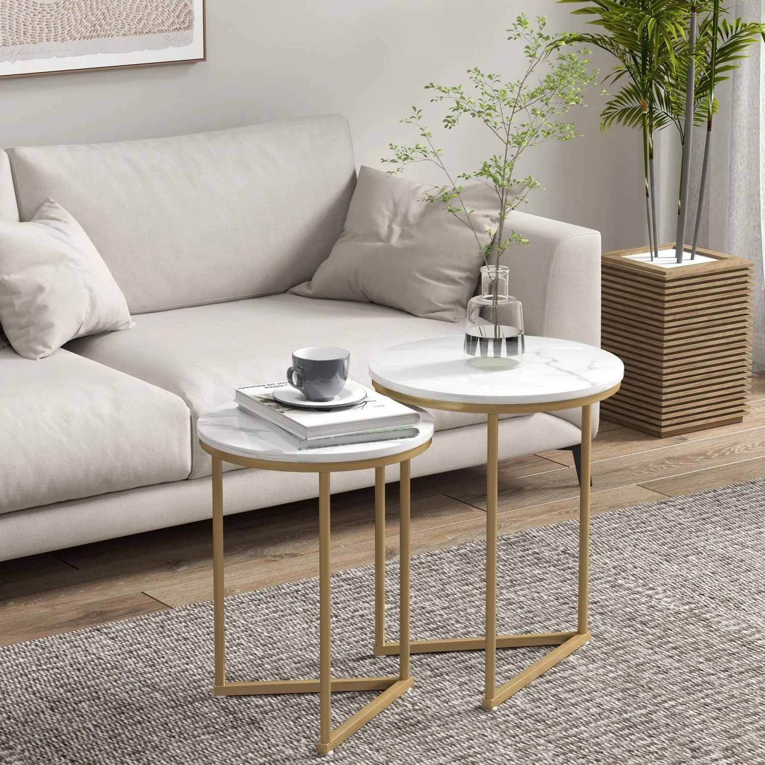 HOMCOM Beistelltisch-Set: 2 runde Tische mit weißer Marmoroptik und goldenem Stahlgestell im Wohnzimmer.
