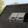Solarbetriebener Rolladen aus Aluminium für Velux Dachfenster, graue Ausführung.