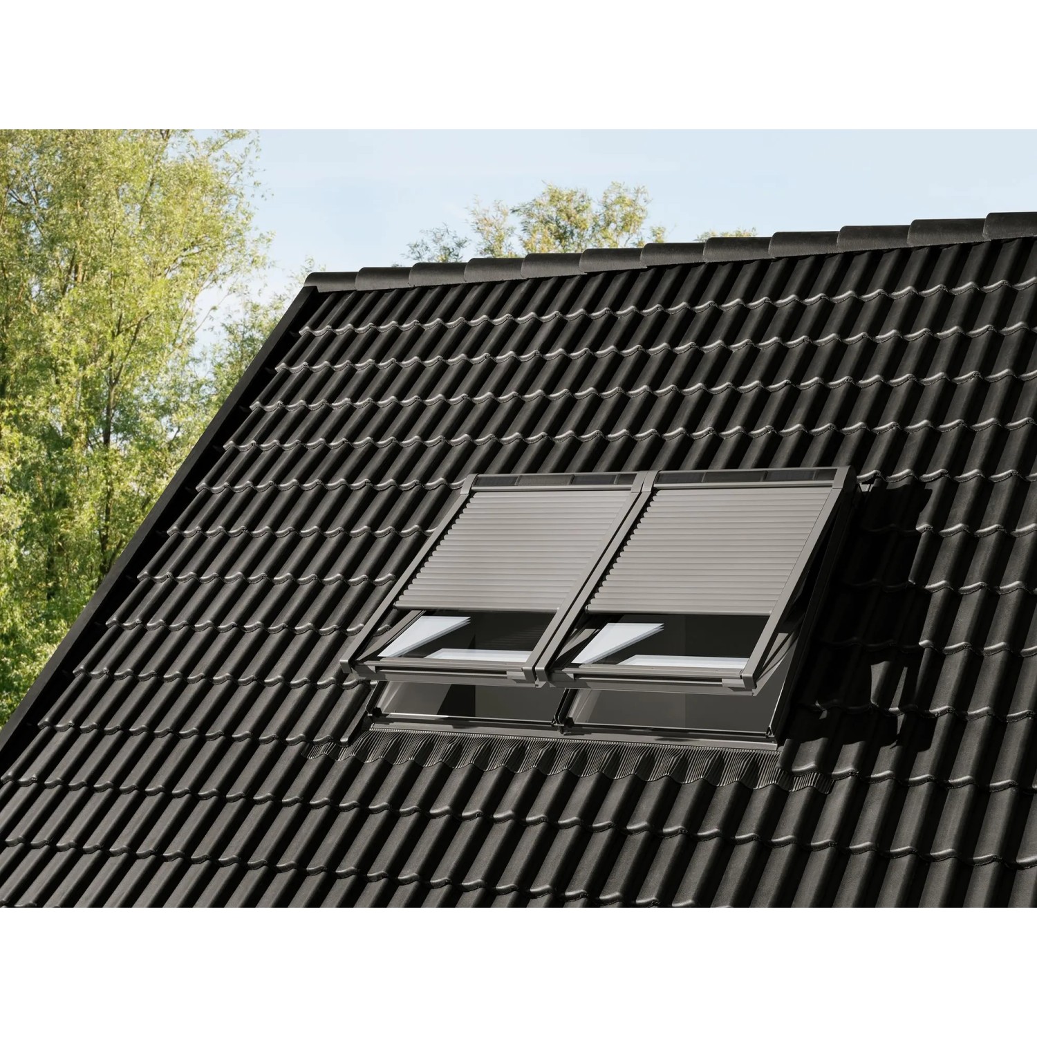 Solarbetriebener Rolladen aus Aluminium für Velux Dachfenster, graue Ausführung.