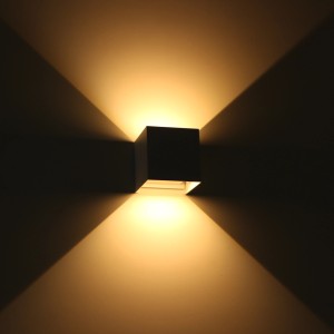 Weiße, eckige LED`s light Außenwandleuchte mit warmweißem Lichtkegel.