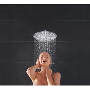 Frau unter Grohe Kopfbrause Euphoria 260 SmartControl Chrom mit 3 Strahlarten.