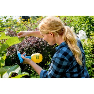 Frau nutzt Gloria Feinsprüher Hobby 05 Flex zur Pflanzenpflege im Garten.