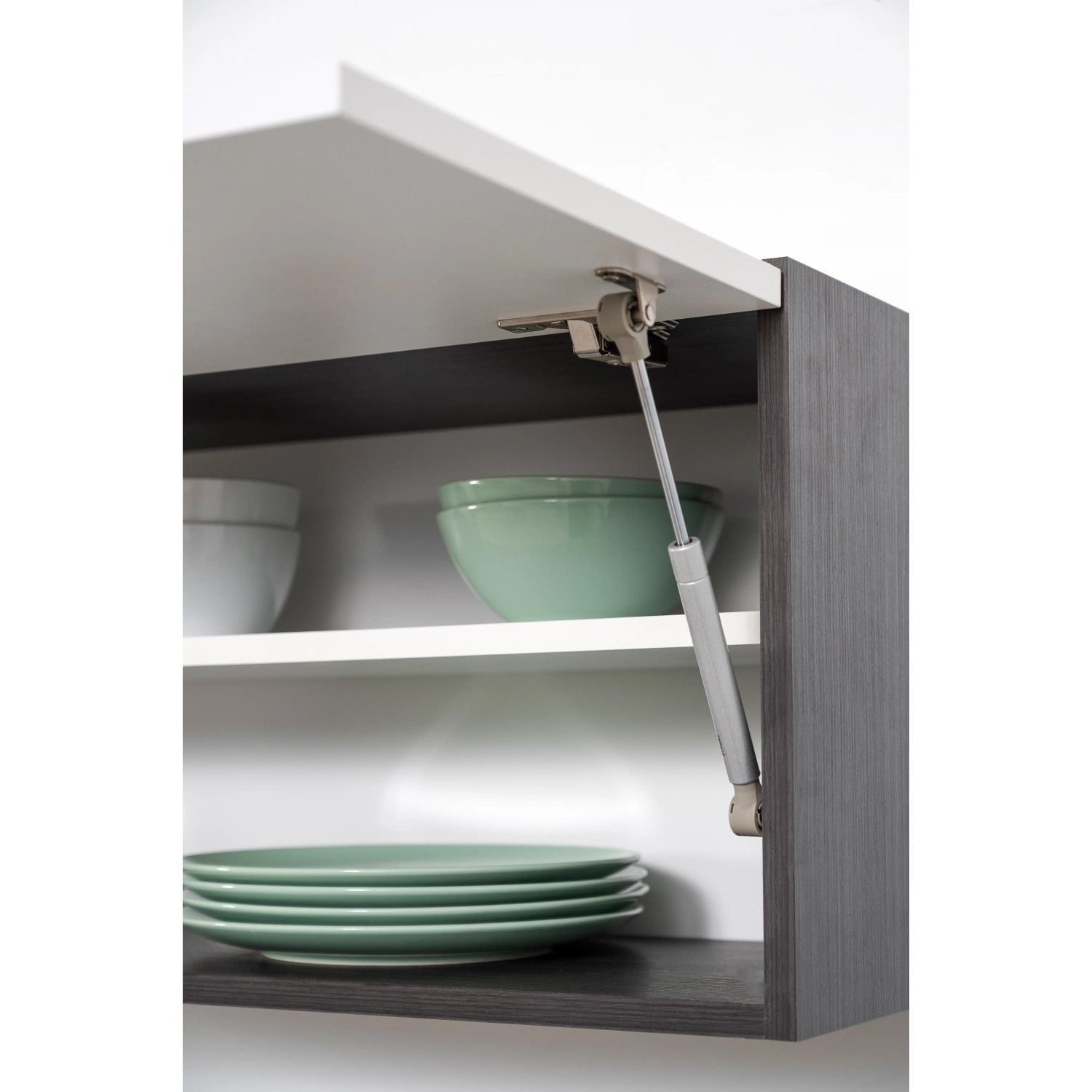 Detailaufnahme eines Oberschranks der Respekta Premium Küchenzeile in Grau Hochglanz-Eiche Grau.