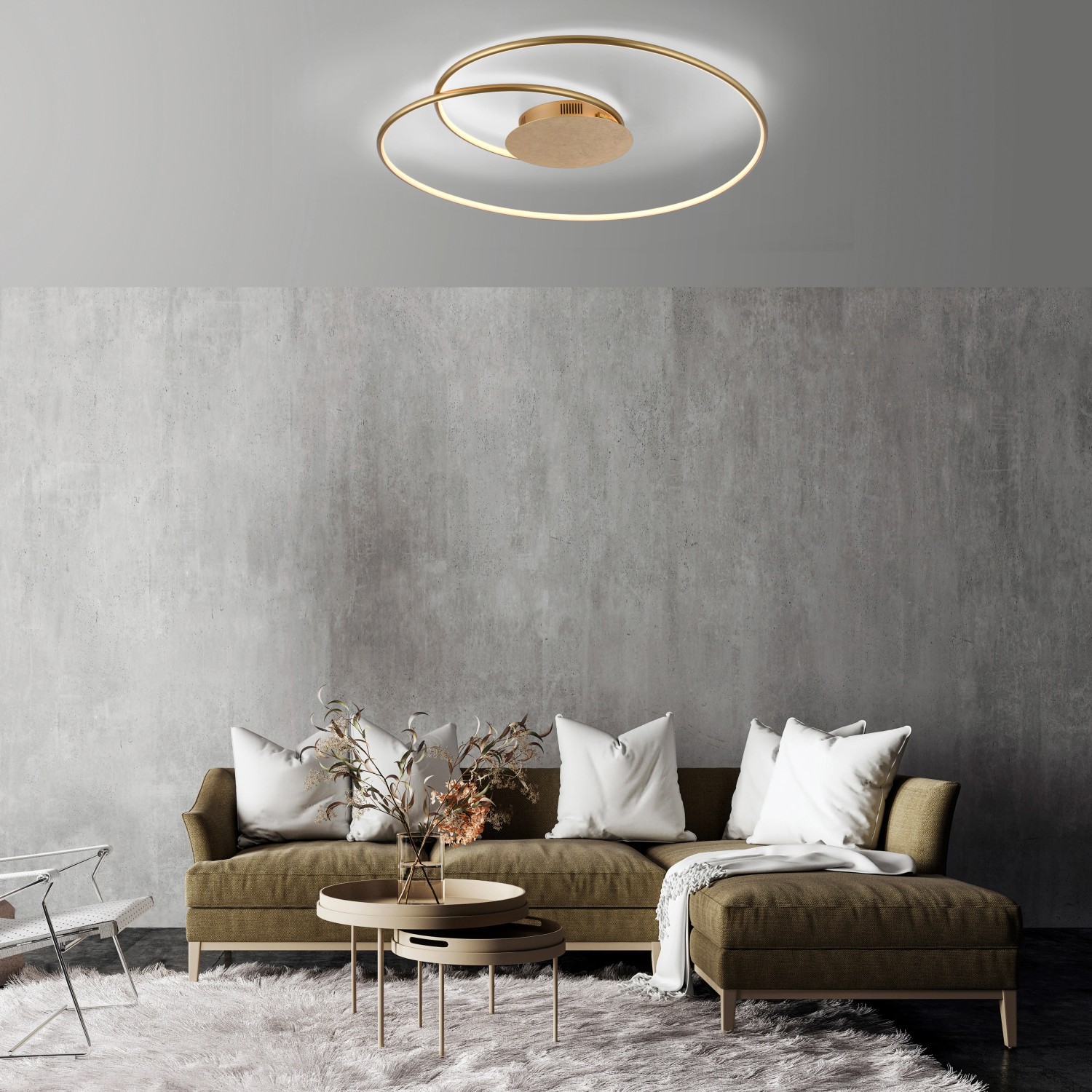 Moderne, goldene LED-Deckenleuchte Nastro von Paul Neuhaus, 70x65 cm, im Wohnzimmer.