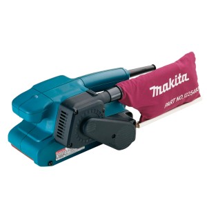 Makita Bandschleifer 9911: Blaue Schleifmaschine mit Staubbeutel für bündiges Schleifen.