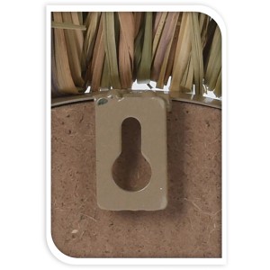 Detailansicht der Rückseite des Spiegel Raffia Ø 42 cm Natur mit Aufhängung.