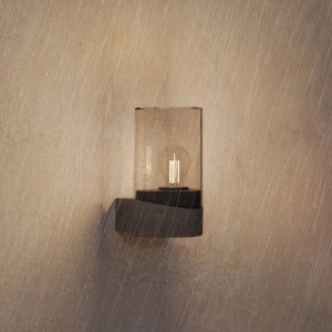 Anthrazitfarbene Philips Nayl LED Außenwandleuchte mit klarem Lampenschirm bei Regen.