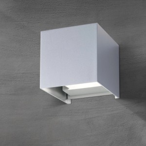 Orion LED Außen Wandleuchte, quadratisch, Alu-matt, an grauer Wand, strahlt warmweißes Licht ab.