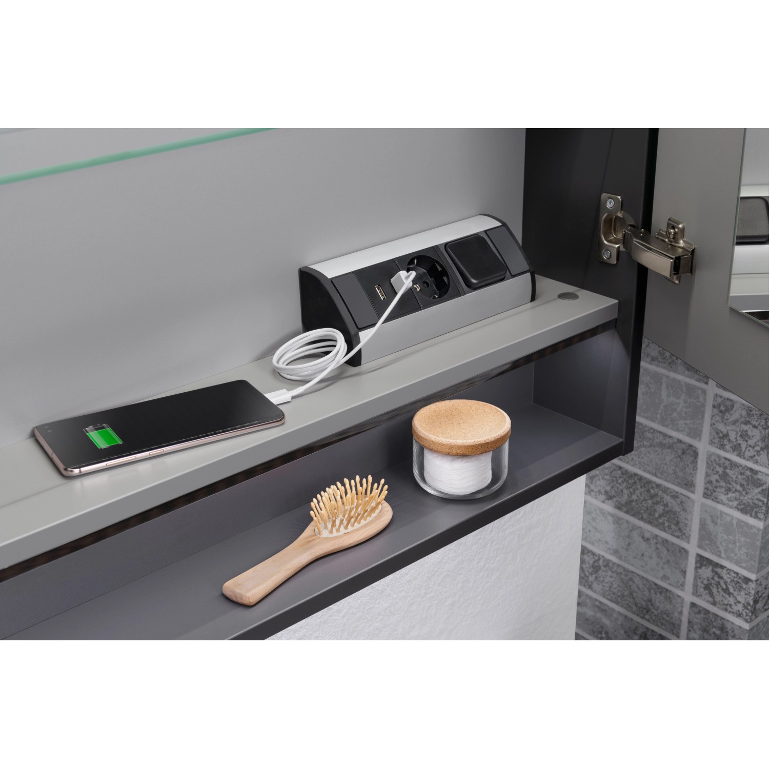 Detailaufnahme: Fackelmann Luna Spiegelschrank Anthrazit (80cm) mit Steckdose, Ablage und Utensilien.