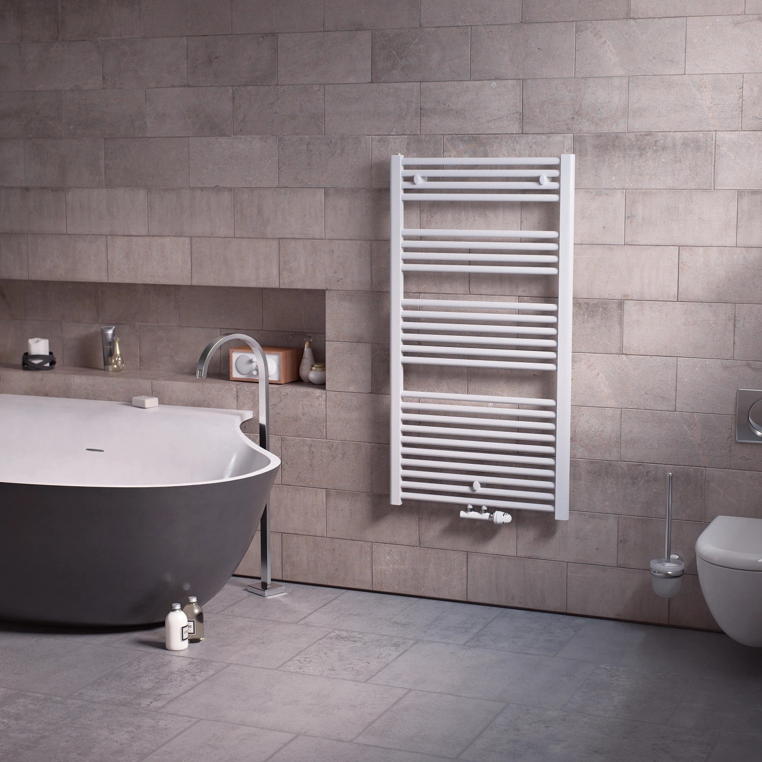 Weißer Ximax Badheizkörper Alpha (825x500mm) mit Mittenanschluss im Badezimmer.