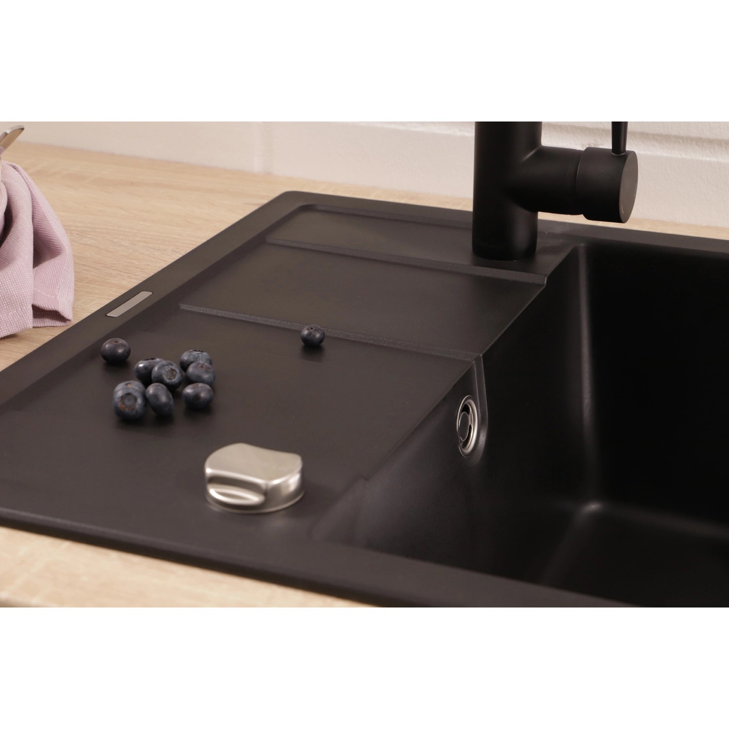 Schwarze Respekta Granitspüle Nashville, 65x50 cm, mit Armatur und Abtropffläche.