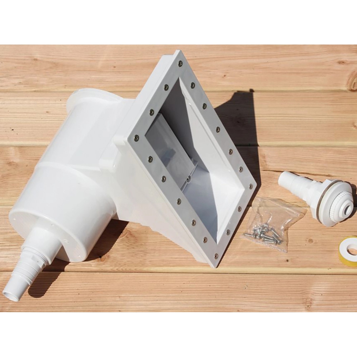 Skimmer und Düse für Karibu Holzpool Set, weiße Kunststoffteile und Zubehör auf Holz.