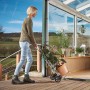 Frau transportiert Pflanze mit klappbarer wolfcraft Sackkarre TS 600.
