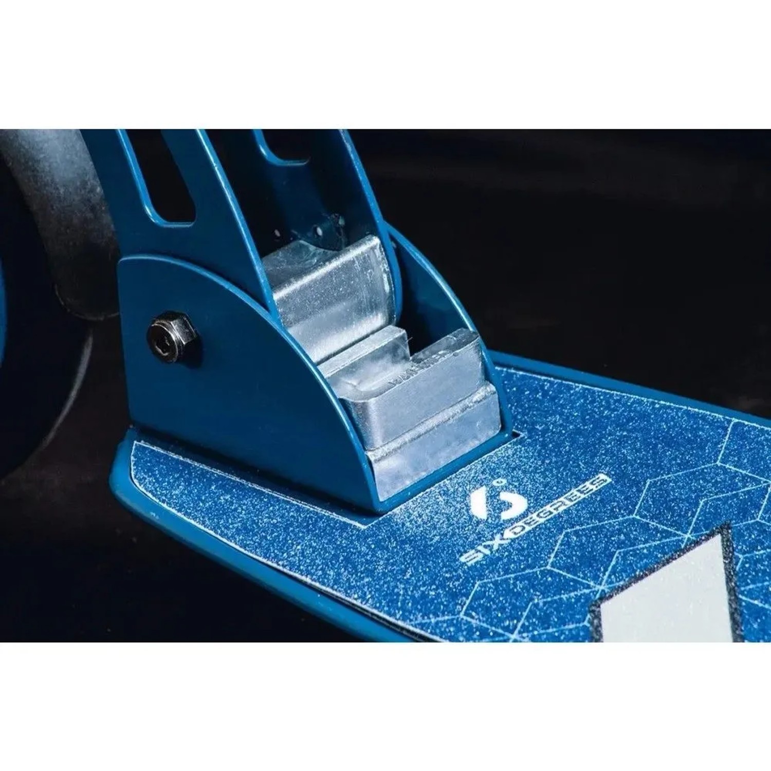 Detail des blauen Six Degrees Aluminium Scooters: Klappmechanismus und strukturiertes Deck. Sport & Fitnessgerät.