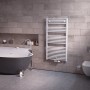 Weißer Ximax Badheizkörper Alpha-C (1454x500mm) mit Mittenanschluss im Badezimmer.