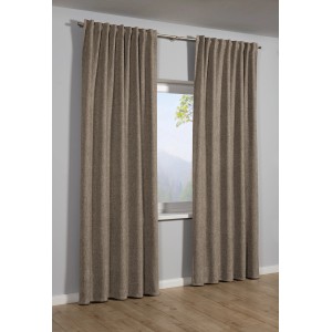 Brauner Sehlbach Fertigschal Dimout mit Polarfleece, 130x245 cm, vor Fenster drapiert.