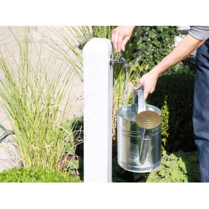 Arves Wasserzapfstelle Poller Granit: Wasserhahn befüllt Gießkanne im Garten.