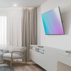Hama TV-Wandhalterung für 81-165cm TVs, neigbar, bis 35kg. Wohnzimmer-Szene.