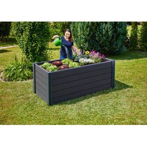 Graues Gutta Hochbeet Elevada WPC (78x80x200cm) mit Bepflanzung und Frau mit Gießkanne im Garten.