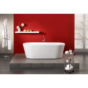 Freistehende, weiße Badewanne Flora (179,5x80cm) im modernen Badezimmer.