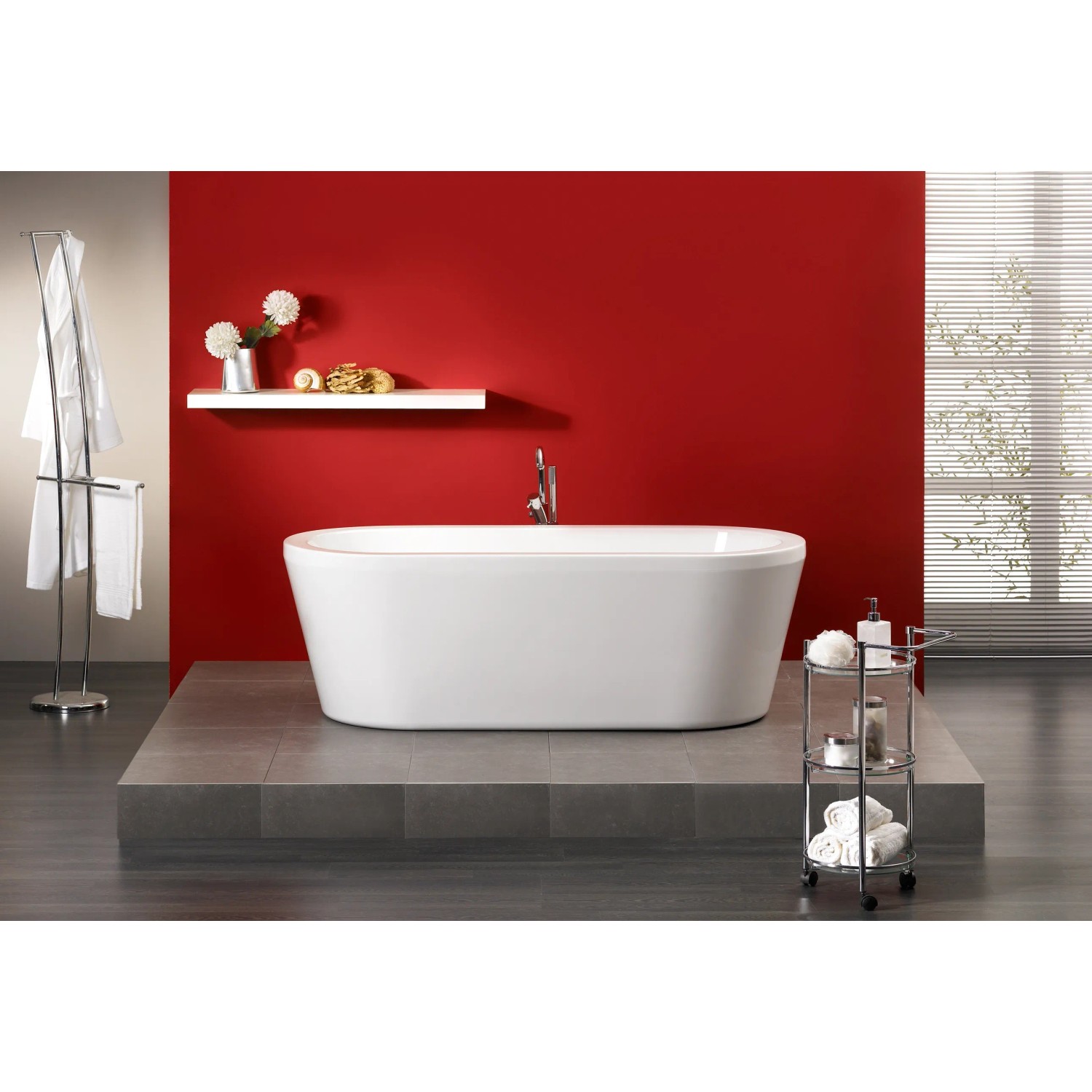 Freistehende, weiße Badewanne Flora (179,5x80cm) im modernen Badezimmer.