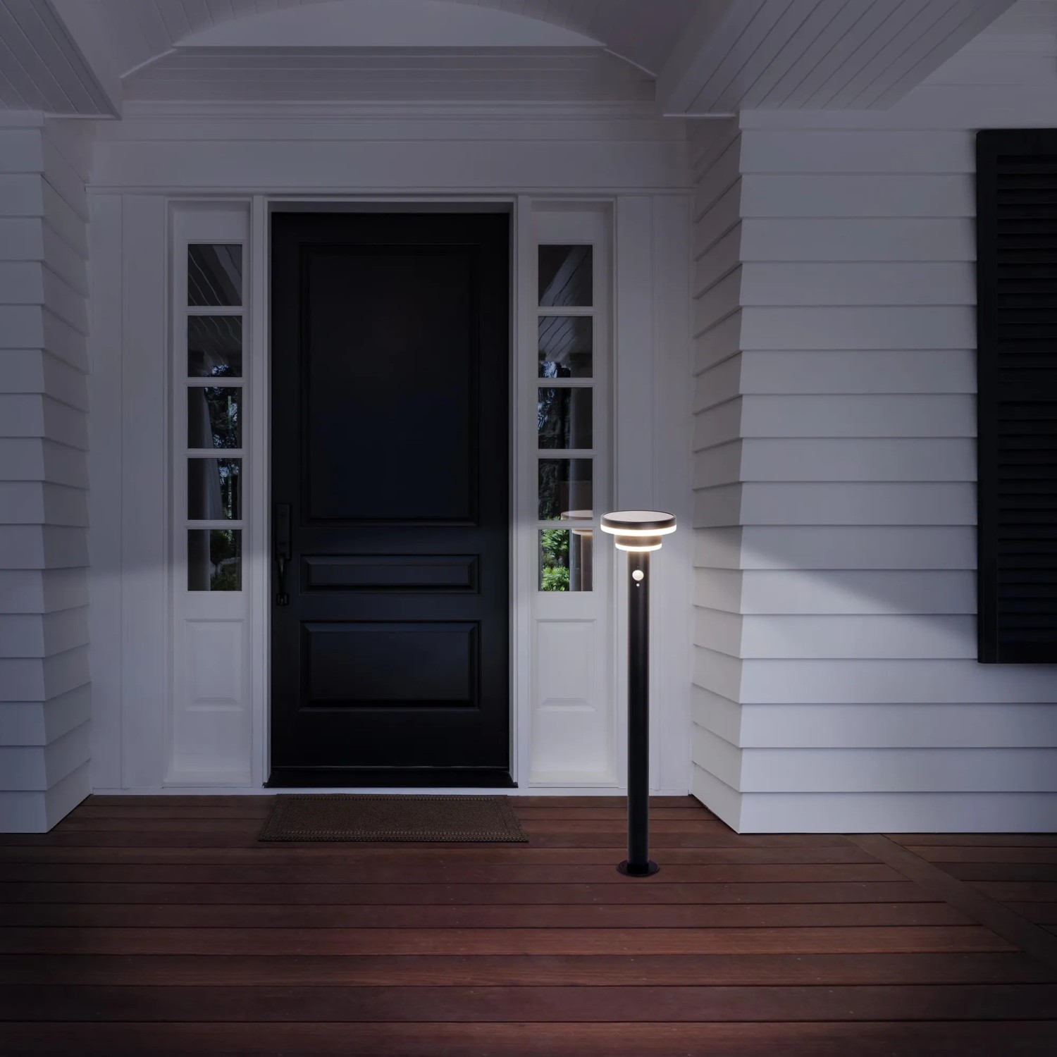 Schwarze LED Solar Stehleuchte Nora, 86cm hoch, vor Haustür. Solar-Wegeleuchte für Garten und Terrasse.