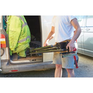 Stanley FatMax Universal-Untergestell FME790, zusammengeklappt, wird in ein Fahrzeug geladen.