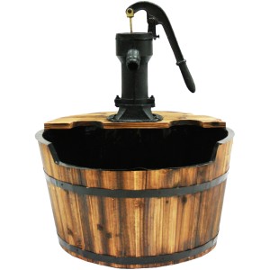 Ubbink Terrassenbrunnen Newcastle mit rustikalem Holzfass und Schwengelpumpe für Garten oder Terrasse.