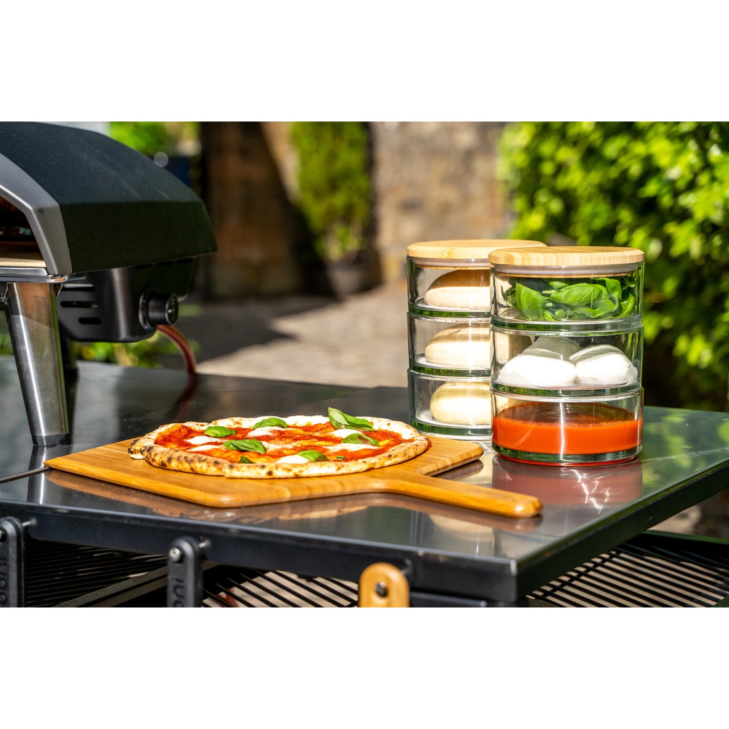 Ooni Stapelgefäß-Set aus Glas mit Bambusdeckel für Pizza-Zutaten und Teigbällchen.